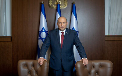 Le Premier ministre Naftali Bennett pose pour une photo au bureau du Premier ministre à Jérusalem, le 26 janvier 2022. (Crédit: Yonatan Sindel/Flash90)