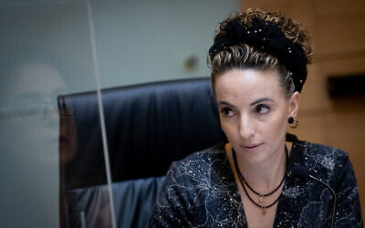 La députée Idit Silman présidant un comité de santé de la Knesset, le 10 mai 2022. (Crédit: Flash90)