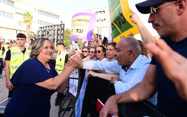 Yaffa Ben-David, la secrétaire-générale du Syndicat des enseignants, lors d'une manifestation d'enseignants israéliens réclamant de meilleurs salaires et conditions de travail, à Tel Aviv, le 30 mai 2022. (Crédit: Tomer Neuberg/Flash90) Yaffa Ben-David, la secrétaire-générale du Syndicat des enseignants, lors d'une manifestation d'enseignants israéliens réclamant de meilleurs salaires et conditions de travail, à Tel Aviv, le 30 mai 2022. (Crédit: Tomer Neuberg/Flash90)