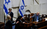 La députée  Orit Strook, au centre gauche, se dispute avec le président-adjoint de la Knesset,  Ahmed Tibi, à droite, la la Knesset de Jérusalem, le 1er juin 2022. (Crédit : Olivier Fitoussi/Flash90)