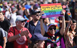 Des Israéliens défilant pour la Gay Pride à Jérusalem, le 2 juin 2022. (Crédit : Yonatan Sindel/Flash90)