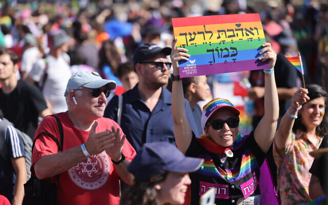 Des Israéliens défilant pour la Gay Pride à Jérusalem, le 2 juin 2022. (Crédit : Yonatan Sindel/Flash90) Des Israéliens défilant pour la Gay Pride à Jérusalem, le 2 juin 2022. (Crédit : Yonatan Sindel/Flash90)