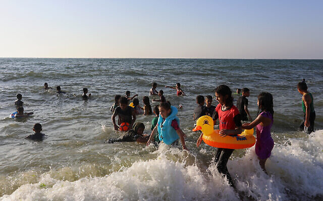 Des Palestiniens sur la plage de Rafah, dans le Sud de la bande de Gaza, le 3 juin 2022. (Crédit : Abed Rahim Khatib/Flash90)