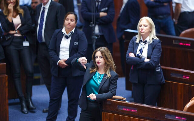 La députée du Meretz Ghaida Rinawie Zoabi à la Knesset, à Jérusalem, le 6 juin 2022. (Crédit : Yonatan Sindel/Flash90)