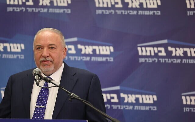 Le ministre des Finances Avigdor Liberman pendant une réunion de sa faction Yisrael Beytenu à la Knesset, le 6 juin 2022. (Crédit : Yonatan Sindel/Flash90)