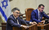 Le ministre de la Justice et le chef du parti Tikva Hadasha Gideon Saar lors d'un débat à la Knesset, le 6 juin 2022. (Crédit : Yonatan Sindel/Flash90)