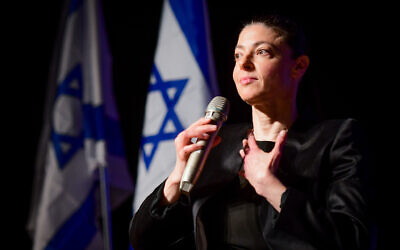 La cheffe du Parti travailliste et ministre des Transports, Merav Michaeli s'exprimant lors d'une conférence à Jaffa, le 7 juin 2022. (Crédit: Avshalom Sassoni/Flash90)