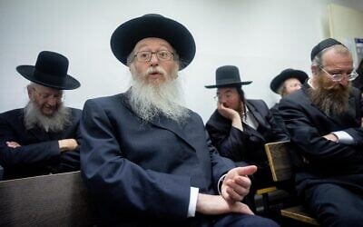L'ancien ministre Yaakov Litzman au tribunal pour une audience sur son accord de plaidoyer, au tribunal de première instance de Jérusalem, le 9 juin 2022. (Crédit: Yonatan Sindel/Flash90)