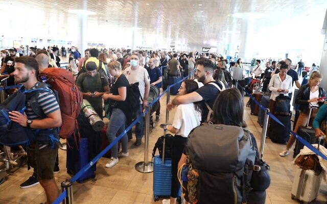 Des voyageurs font la queue pour s'enregistrer à l'aéroport Ben Gurion, le 13 juin 2022. (Yossi Aloni/Flash90) Des voyageurs font la queue pour s'enregistrer à l'aéroport Ben Gurion, le 13 juin 2022. (Yossi Aloni/Flash90)