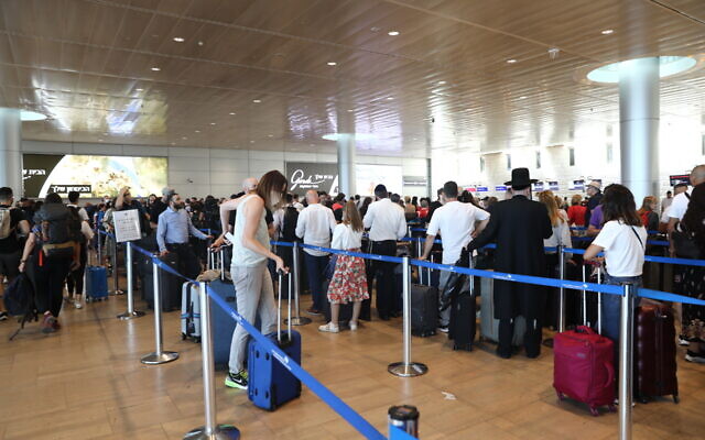 Photo d'illustration : Des voyageurs dans une file d'attente à l'aéroport international Ben Gurion, le 13 juin 2022. (Crédit : Yossi Aloni/FLASH90) Photo d'illustration : Des voyageurs dans une file d'attente à l'aéroport international Ben Gurion, le 13 juin 2022. (Crédit : Yossi Aloni/FLASH90)