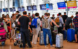 Voyageurs à l'aéroport international Ben Gurion, le 14 juin 2022. (Crédit:Avshalom Sassoni/Flash90)