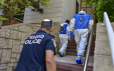 La police sur les lieux où un sexagénaire a été découvert tué par balle à Ramat Gan, le 18 juin 2022. (Crédit: Avshalom Sassoni/Flash90)