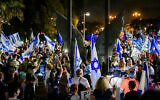 Des Israéliens manifestent en soutien au gouvernement israélien, à Tel Aviv le 18 juin 2022. (Crédit : Avshalom Sassoni/Flash90)