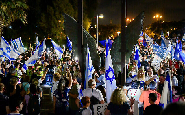 Des Israéliens manifestent en soutien au gouvernement israélien, à Tel Aviv le 18 juin 2022. (Crédit : Avshalom Sassoni/Flash90) Des Israéliens manifestent en soutien au gouvernement israélien, à Tel Aviv le 18 juin 2022. (Crédit : Avshalom Sassoni/Flash90)