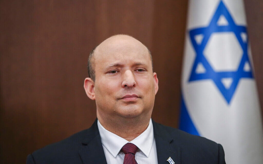 Le Premier ministre israélien Naftali Bennett dirige une réunion du cabinet à Jérusalem, le 19 juin 2022. (Crédit :  Alex Kolomoisky/POOL)