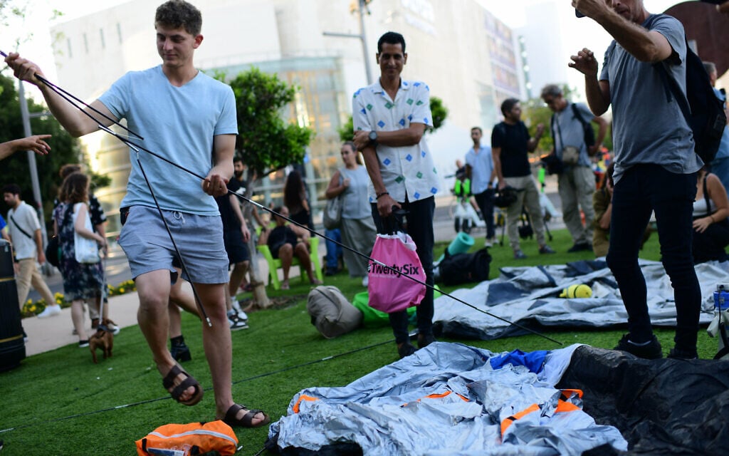 Des Israéliens ont installé des tentes sur le boulevard Rothschild à Tel Aviv, pour protester contre la flambée des prix des logements en Israël et les inégalités sociales, le 19 juin 2022. (Crédit: Tomer Neuberg/ Flash90)