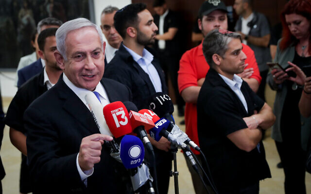Le leader de l'opposition et le chef du parti du Likud, Benjamin Netanyahu, lors d'une déclaration aux médias à la Knesset, à Jérusalem, le 20 juin 2022. (Crédit : Yonatan Sindel/Flash90) Le leader de l'opposition et le chef du parti du Likud, Benjamin Netanyahu, lors d'une déclaration aux médias à la Knesset, à Jérusalem, le 20 juin 2022. (Crédit : Yonatan Sindel/Flash90)