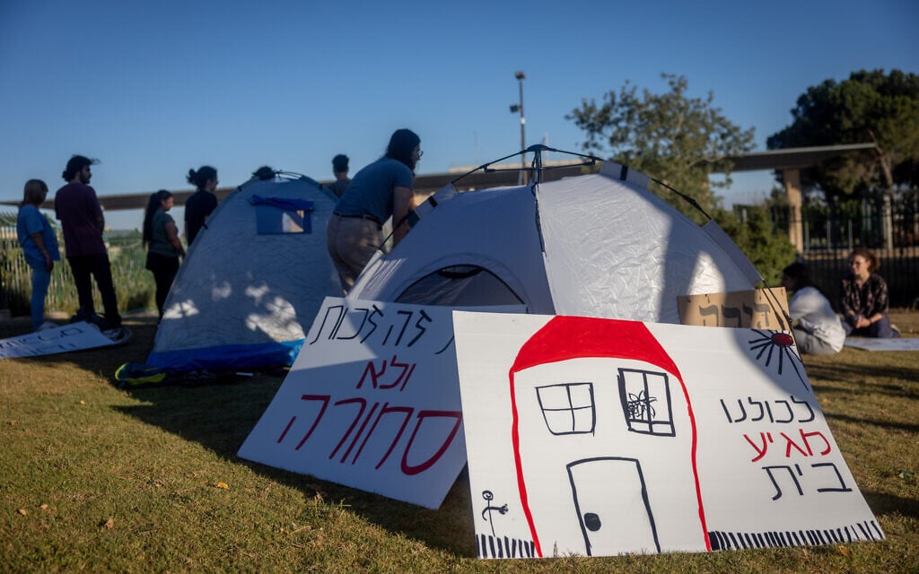 Des Israéliens montent des tentes pour protester contre la flambée des prix du logement en Israël et les inégalités sociales, à Jérusalem, le 20 juin 2022. (Crédit: Yonatan Sindel/Flash90)