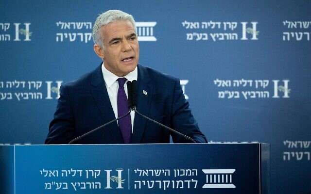 Le ministre des Affaires étrangères Yair Lapid s'exprimant lors d'une conférence organisée par l'Institut israélien de la démocratie à Jérusalem, le 21 juin 2022. (Crédit: Yonatan Sindel/Flash90) Le ministre des Affaires étrangères Yair Lapid s'exprimant lors d'une conférence organisée par l'Institut israélien de la démocratie à Jérusalem, le 21 juin 2022. (Crédit: Yonatan Sindel/Flash90)