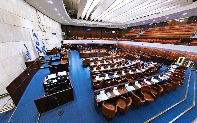 La salle vide de la Knesset israélienne, à Jérusalem, le 27 juin 2022. (Crédit : Olivier Fitoussi/Flash90)