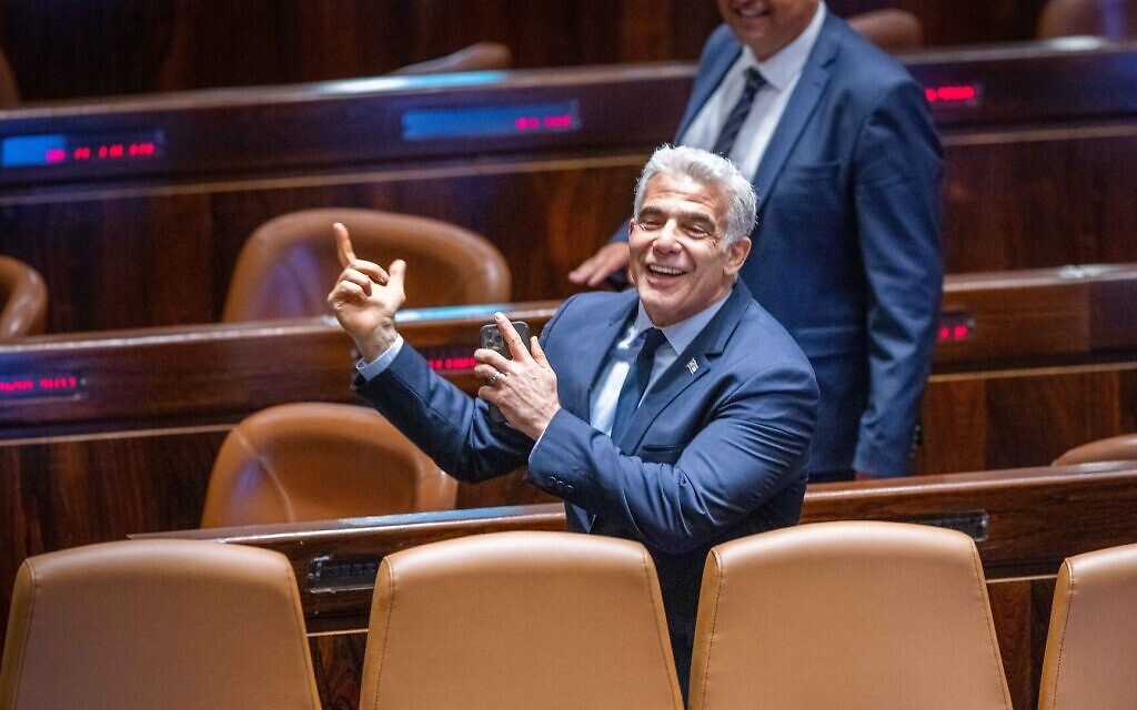 Le ministre des Affaires étrangères Yair Lapid pendant les débats et le vote sur la dissolution de la Knesset, le 27 juin 2022. (Crédit : Olivier Fitoussi/Flash90) Le ministre des Affaires étrangères Yair Lapid pendant les débats et le vote sur la dissolution de la Knesset, le 27 juin 2022. (Crédit : Olivier Fitoussi/Flash90)