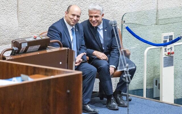 Le Premier ministre Naftali Bennett et le ministre des Affaires étrangères Yair Lapid pendant la discussion sur la dissolution de la Knesset au parlement israélien de Jérusalem, le 27 juin 2022. (Crédit : Olivier Fitoussi/Flash90) Le Premier ministre Naftali Bennett et le ministre des Affaires étrangères Yair Lapid pendant la discussion sur la dissolution de la Knesset au parlement israélien de Jérusalem, le 27 juin 2022. (Crédit : Olivier Fitoussi/Flash90)