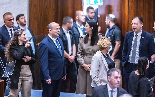 Le Premier ministre Naftali Bennett avec des députés, lors d’un vote d'un projet de loi visant à dissoudre la Knesset, à Jérusalem, le 27 juin 2022. (Crédit : Olivier Fitoussi/Flash90) Le Premier ministre Naftali Bennett avec des députés, lors d’un vote d'un projet de loi visant à dissoudre la Knesset, à Jérusalem, le 27 juin 2022. (Crédit : Olivier Fitoussi/Flash90)