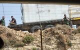Des Libanais, que Tsahal considère comme des membres du groupe terroriste Hezbollah, observent Israël depuis un poste d'observation près de la frontière, comme le montrent les images publiées par l'armée le 8 juin 2022. (Crédit: Tsahal)