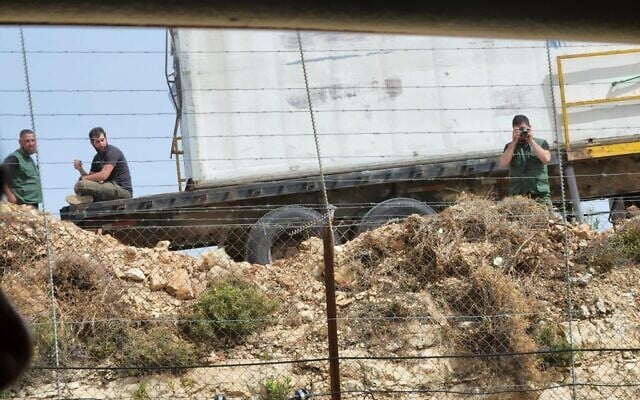 Des Libanais, que Tsahal considère comme des membres du groupe terroriste Hezbollah, observent Israël depuis un poste d'observation près de la frontière, comme le montrent les images publiées par l'armée le 8 juin 2022. (Crédit: Tsahal) Des Libanais, que Tsahal considère comme des membres du groupe terroriste Hezbollah, observent Israël depuis un poste d'observation près de la frontière, comme le montrent les images publiées par l'armée le 8 juin 2022. (Crédit: Tsahal)