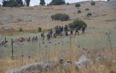 Des policiers recherchent un adolescent disparu dans la région du mont Meron, le 22 juin 2022. (Crédit : Police israélienne)