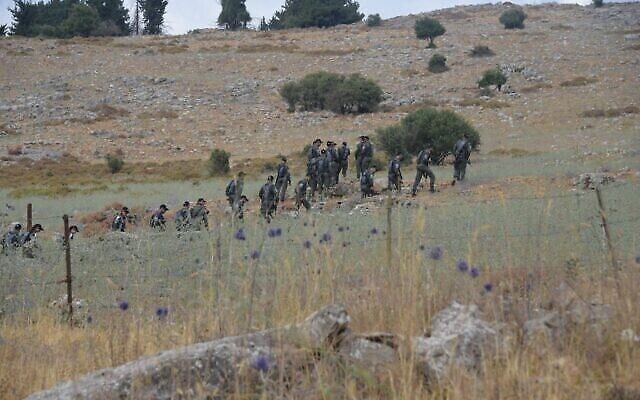 Des policiers recherchent un adolescent disparu dans la région du mont Meron, le 22 juin 2022. (Crédit : Police israélienne) Des policiers recherchent un adolescent disparu dans la région du mont Meron, le 22 juin 2022. (Crédit : Police israélienne)