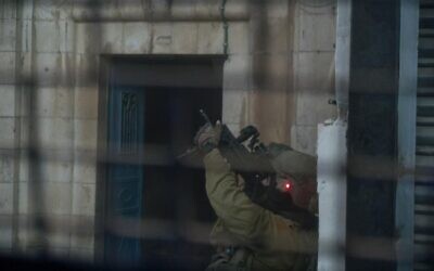 Photo d'illustration : Un soldat de Tsahal en opération dans la ville de Jénine, en Cisjordanie, le 7 juin 2022. (Crédit: Tsahal)