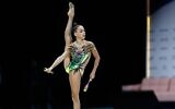 La gymnaste israélienne Daria Atamanov s'exécutant pendant la finale du concours général de gymnastique rythmique et sportive aux Championnats d'Europe de GRS 2022, à Tel Aviv, le 18 juin 2022. (Crédit: Association israélienne de gymnastique)