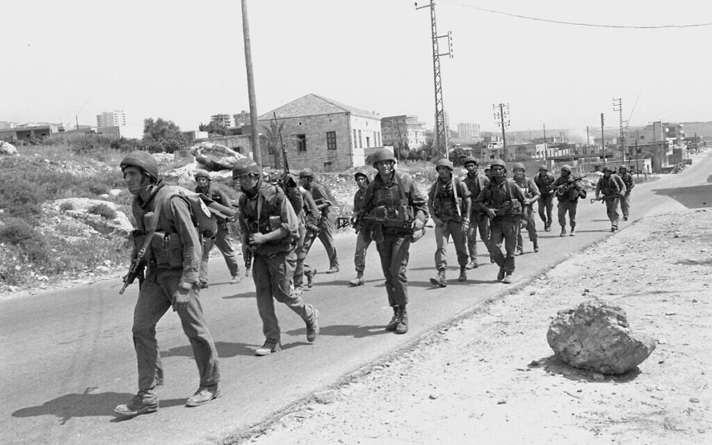 Des soldats israéliens au Liban en 1982. (Crédit : Michael Zarfati / Porte-parole de Tsahal)