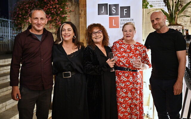 Des créateurs de télévision israéliens et américains, de gauche à droite : Noah Stollman, Dafna Levine, Ronit Weiss, Jill Condon et Hagai Levi, lors du lancement du laboratoire de séries Sam Spiegel en juin 2022. (Crédit: Courtoisie Sam Spiegel)