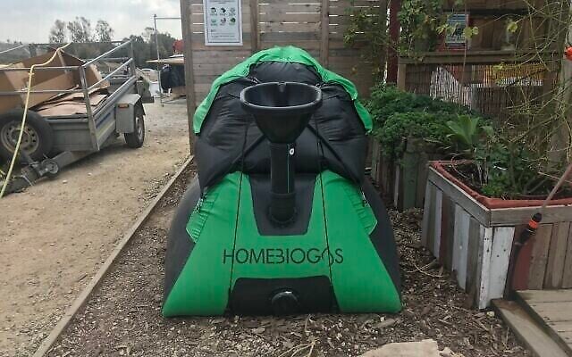 Un digesteur personnel de HomeBiogas fabriqué à Beit Yanai, en Israël et conçu par Yair Teller et Oshek Efrati coûte environ 700 euros et il peut être livré presque n'importe où dans une boîte compacte. Des modèles similaires peuvent être attachés à des toilettes biologiques pour produire des fertilisants et du biocarburant. (Autorisation : Lina Zeldovich)