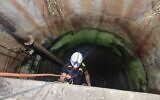 Les services de secours à l'intérieur du puits où un père et sa fille sont tombés, le 18 juin 2022. (Crédit : Israel Fire and Rescue Services)