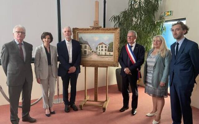 Cérémonie de remise de l’œuvre « Carrefour à Sannois » de Maurice Utrillo au légataire de son propriétaire spolié, le 19 mai 2022 à l’hôtel de ville de Sannois. (Crédit : Ville de Sannois)