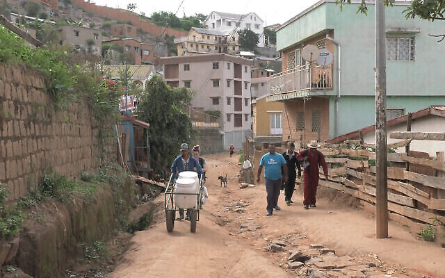 L'équipe de collecte des déchets de la firme Loowatt fait sa tournée quotidienne à Tananarive, la capitale de Madagascar. Les déchets sont collectés dans des sacs biodégradables et manuellement chargés dans un digesteur qui les transforme en fertilisants et en biocarburant. Dans les endroits où l'approvisionnement en eau n'est pas fiable, des techniques d'assainissement servent d'alternative fiable. (Autorisation : Dennis Cieri)
