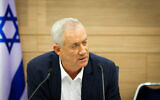 Le ministre de la Défense Benny Gantz lors d'une commission des Affaires étrangères et de la Défense à la Knesset, le 20 juin 2022. (Crédit : Noam Moskowitz/ Porte-parole de la Knesset )