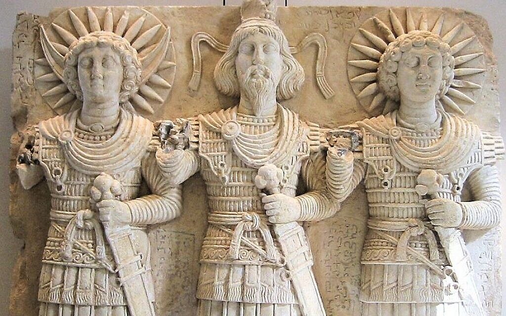 Divinités palmyréennes Aglibol, Baal Shamin (centre) et Malakbel, 1er siècle, trouvées près de Palmyre, Syrie. (Crédit : CC, BY-SA, Musée du Louvre. Photographie personnelle 2006/Wikimedia)