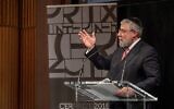 Le rabbin Pinchas Goldschmidt prononce un discours à Paris, en France, le 10 octobre 2018. (Crédit : Conférence des rabbins européens par l’intermédiaire de la JTA)
