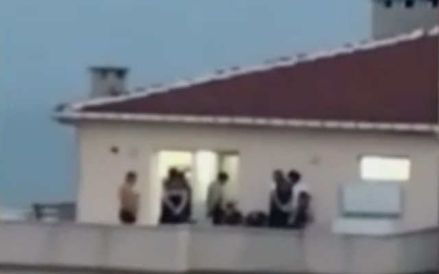 Bâtiment d'Istanbul où les membres d'une cellule terroriste iranienne présumée visant des Israéliens ont été arrêtés à la mi-juin.(Capture d'écran de Channel 12 ; utilisée conformément à la clause 27a de la loi sur le droit d'auteur) Bâtiment d'Istanbul où les membres d'une cellule terroriste iranienne présumée visant des Israéliens ont été arrêtés à la mi-juin.(Capture d'écran de Channel 12 ; utilisée conformément à la clause 27a de la loi sur le droit d'auteur)