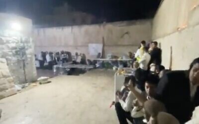 Les fidèles au tombeau de Joseph dans la ville de Naplouse, en Cisjordanie, le 30 juin 2022. (Capture d'écran : Twitter)
