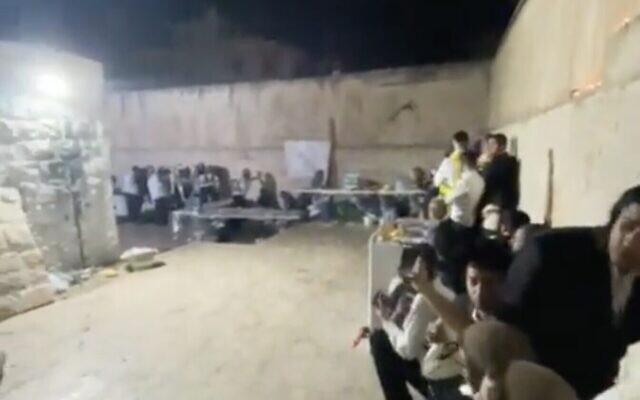 Les fidèles au tombeau de Joseph dans la ville de Naplouse, en Cisjordanie, le 30 juin 2022. (Capture d'écran : Twitter) Les fidèles au tombeau de Joseph dans la ville de Naplouse, en Cisjordanie, le 30 juin 2022. (Capture d'écran : Twitter)