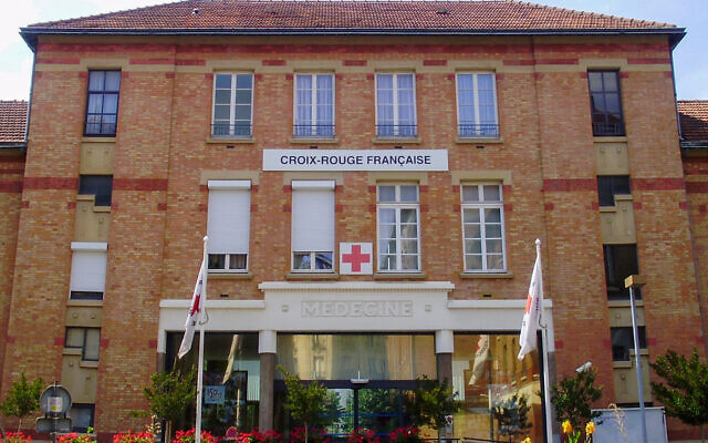 Bâtiment constituant le siège de la Croix-Rouge française, à Paris 14e, France, situé allée Henry-Dunant, dans l'ancien hôpital Broussais. (Crédit : Wikimedia Commons) Bâtiment constituant le siège de la Croix-Rouge française, à Paris 14e, France, situé allée Henry-Dunant, dans l'ancien hôpital Broussais. (Crédit : Wikimedia Commons)