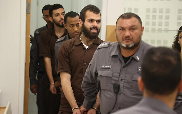 Deux Palestiniens accusés d’avoir perpétré un attentat terroriste mortel à Elad arrivent pour une audience à Lod, le 9 juin 2022. (Crédit : Flash90) Deux Palestiniens accusés d’avoir perpétré un attentat terroriste mortel à Elad arrivent pour une audience à Lod, le 9 juin 2022. (Crédit : Flash90)