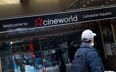 Photo d'illustration : Un cinéma Cineworld à Londres, le 5 octobre 2020. (Crédit : AP Photo/Alastair Grant)