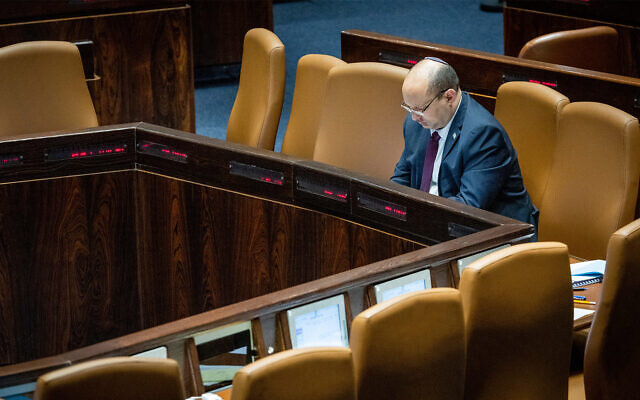 Le Premier ministre Naftali Bennett pendant une discussion et un vote sur le salaire minimum à la Knesset de Jérusalem, le 8 juin 2022. (Crédit : Yonatan Sindel/Flash90) Le Premier ministre Naftali Bennett pendant une discussion et un vote sur le salaire minimum à la Knesset de Jérusalem, le 8 juin 2022. (Crédit : Yonatan Sindel/Flash90)