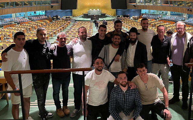 Un groupe de soldats israéliens blessés lors d’une tournée organisée par Belev Echad aux Nations Unies à New York, le 17 mai 2022. (Crédit : Courtoisie)